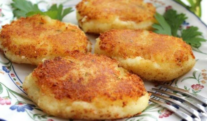 Картофельные котлеты из тертой вареной картошки на сковороде, рецепт с пошаговым фото