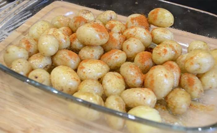Картошка с овощами в духовке: в фольге, рукаве, горшочках