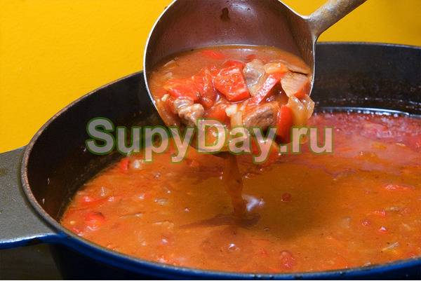 Гуляш из говядины с подливой