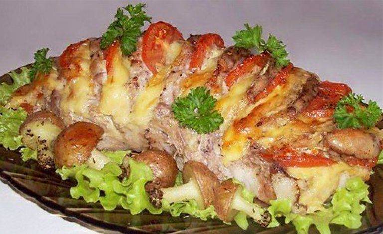 Мясо с грибами, запеченное в духовке или мультиварке