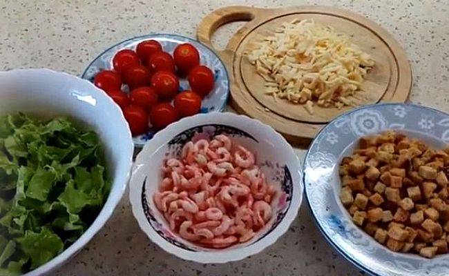 Классический салат цезарь с креветками