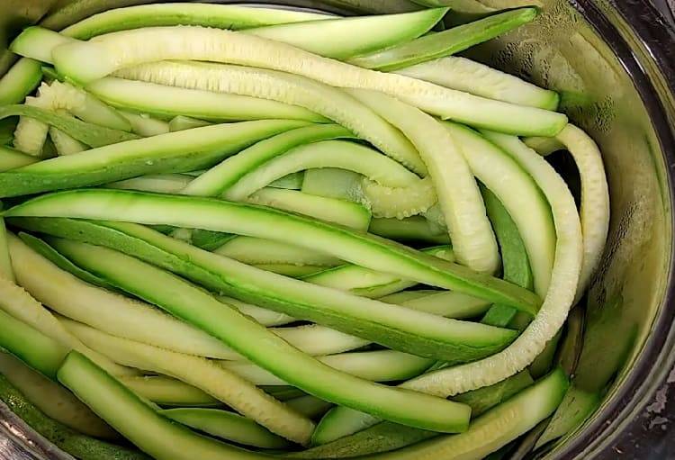 Салаты из свежих кабачков: простые и вкусные рецепты с сырыми кабачками