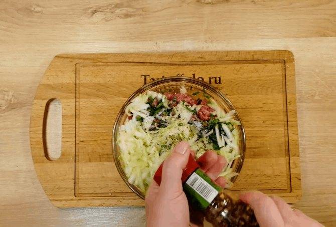 Слоеные пирожки с мясом