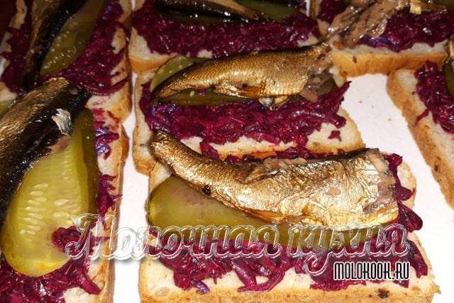 Салаты со шпротами: пошаговые рецепты с фото для легкого приготовления