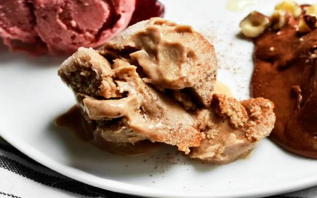 Мороженое из банана в домашних условиях, молока, сливок, какао, клубники, кефира