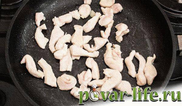 Куриная грудка в сметанном соусе с кунжутом