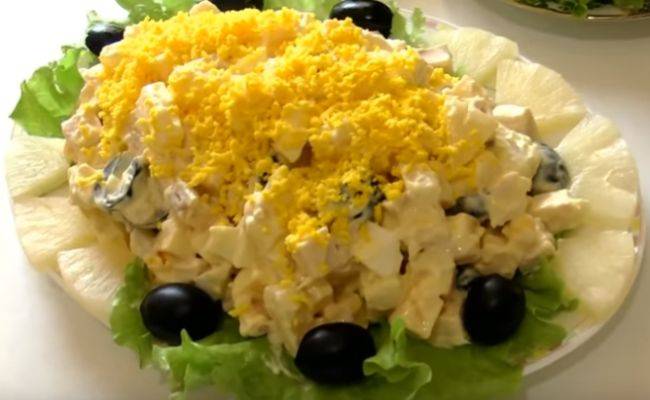 Салат с курицей и ананасами: классические рецепты очень вкусных салатов