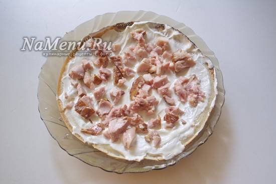Блинный торт со сметанным кремом и бананами