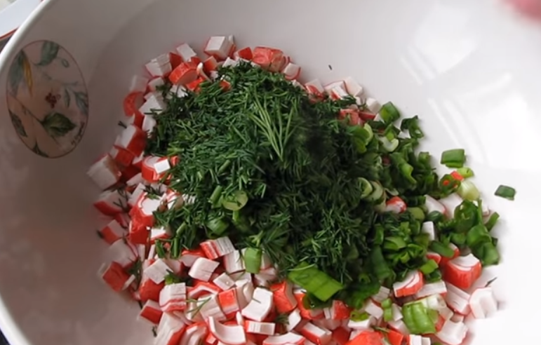 Салат из крабовых палочек с кукурузой классический рецепт с фото пошагово
