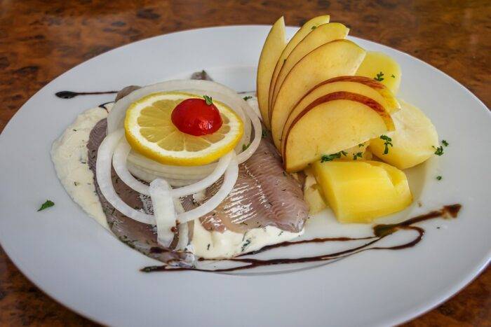 Рыба, тушеная с морковью и луком