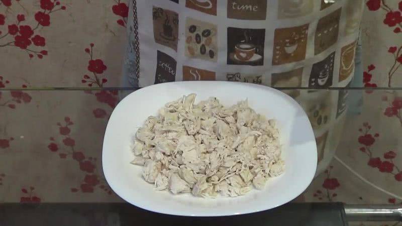 10 вкусных рецептов салата с копченой курицей