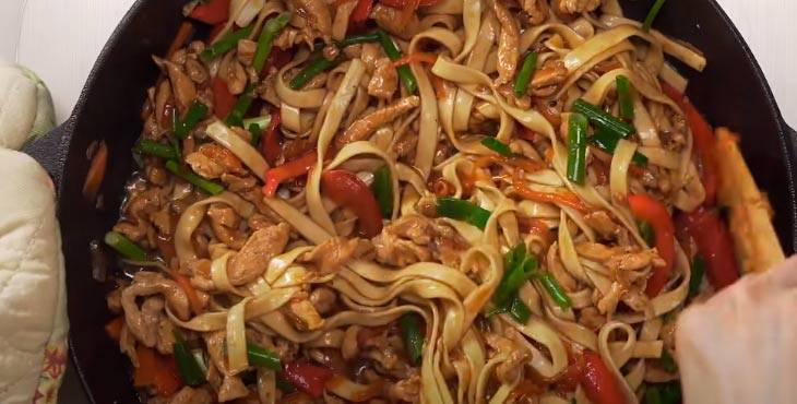 Лапша удон с курицей и овощами в соусе терияки