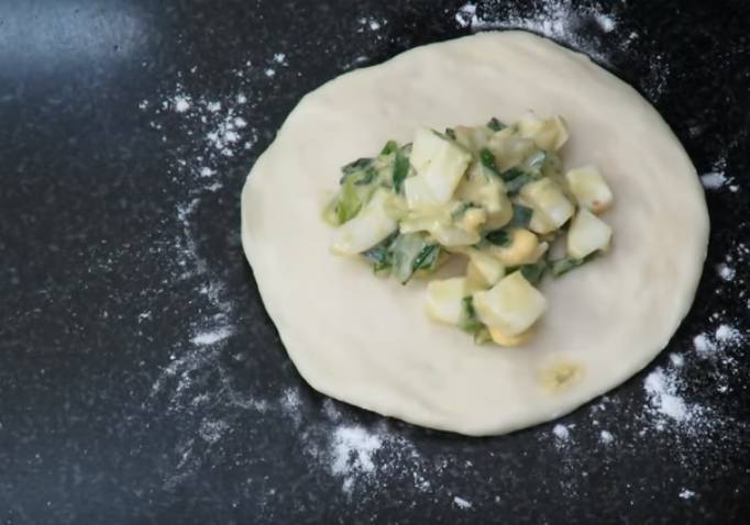 Пирожки с яйцом и луком