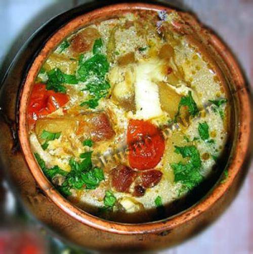 Три запечённых блюда в горшочках: картофель с рисом, с овощами и вкусная тушеная картошка