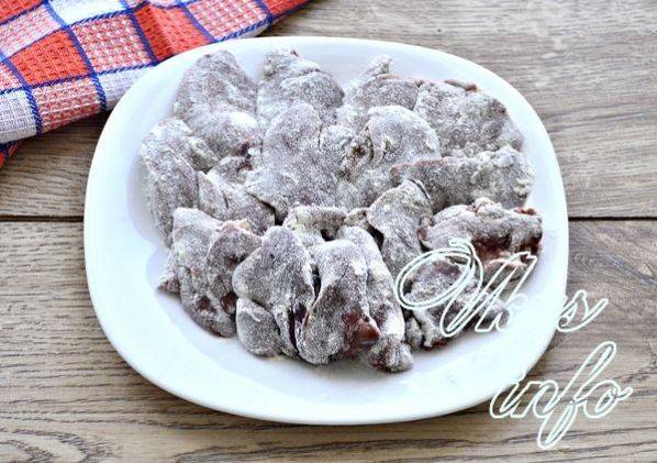 Куриная печень жареная с луком на сковороде