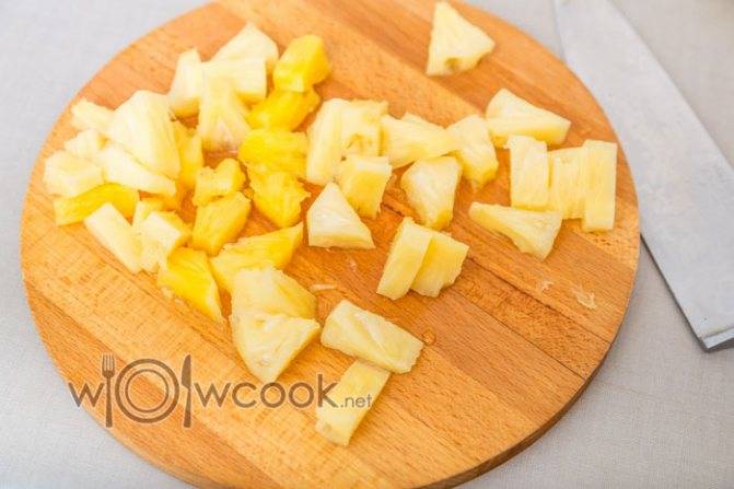 Пицца с ананасами
