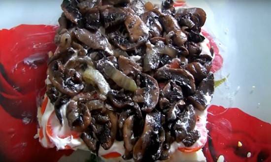 Вкусные салаты с грибами. 7 простых и подробных рецептов на день рождения и новый год