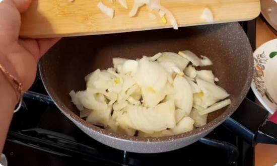 Готовим жульен с курицей и грибами в духовке (в кокотницах, на противне, в горшочках и в форме для запекания)
