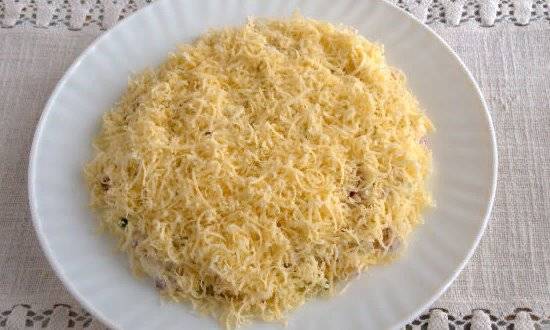 Салат сыр с чесноком и яйцом