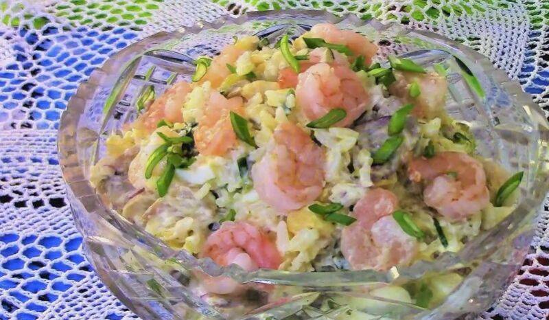 Салат с креветками и кальмарами