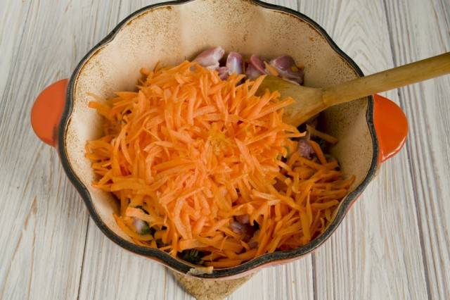 Вкусные тушеные куриные желудки