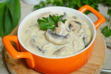 Фрикасе из курицы с шампиньонами по классическому рецепту
