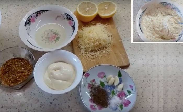 Добавим в салат «цезарь» курицу и помидоры, сухарики и…