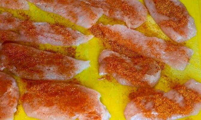 Мясо по-французски из филе куриной грудки: 3 рецепта на выбор