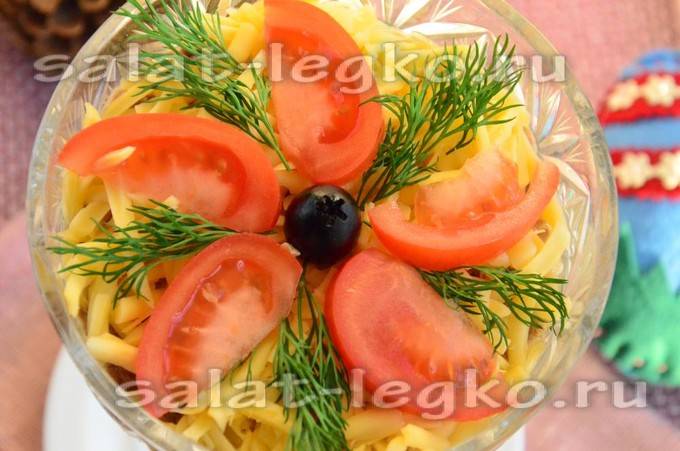 Салат с сыром и помидорами