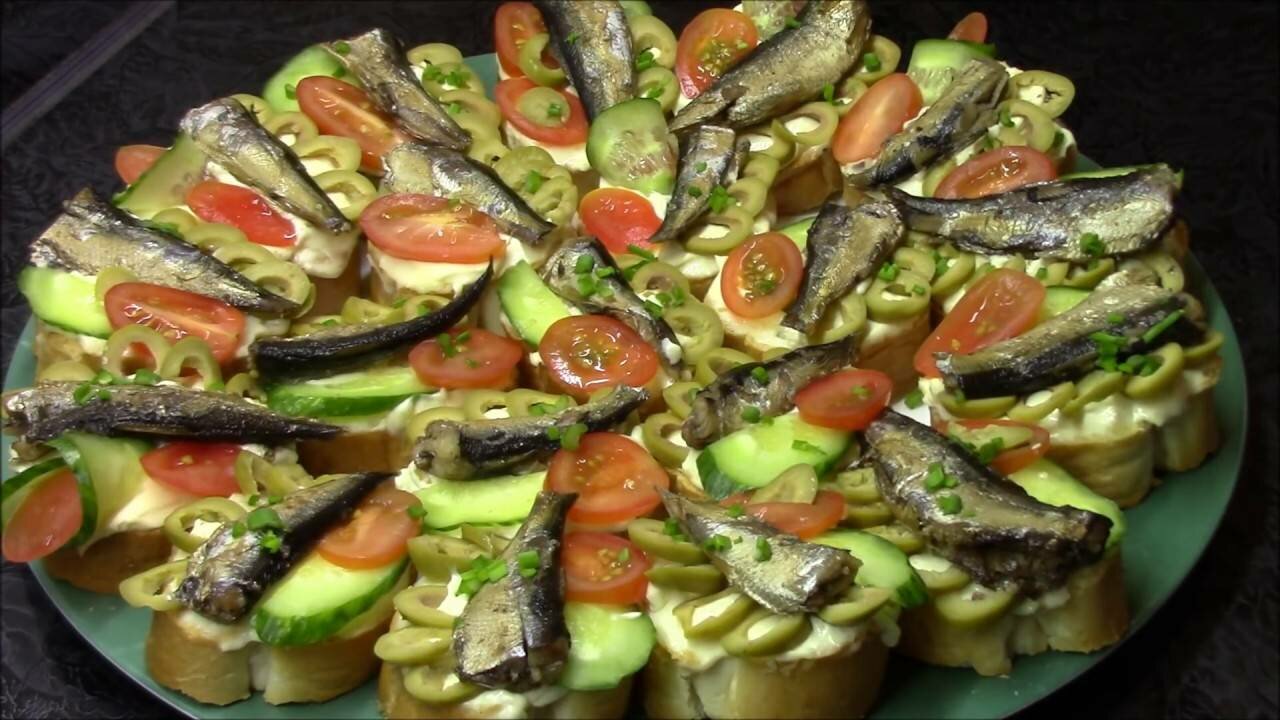Три рецепта бутербродов со шпротами и соленым огурцом, которые стоит повторить