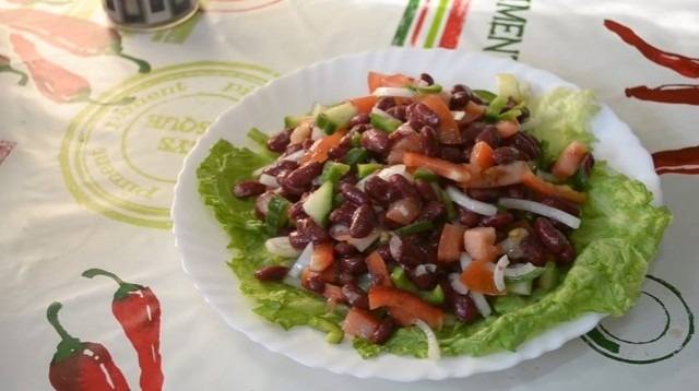 Салаты с консервированной фасолью и сухариками, вкусные, необычные, но простые