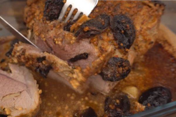 Рулетики из свинины с начинкой в духовке