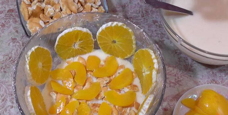 Торт из зефира без выпечки с фруктами, ягодами и орехами