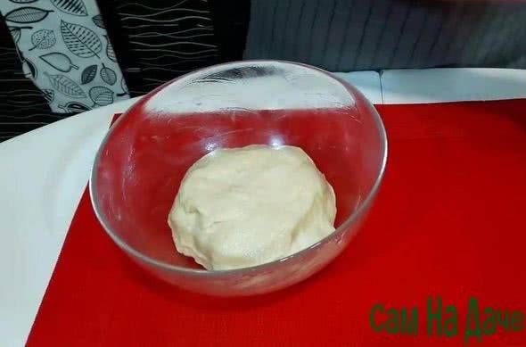 Пицца с колбасой и сыром