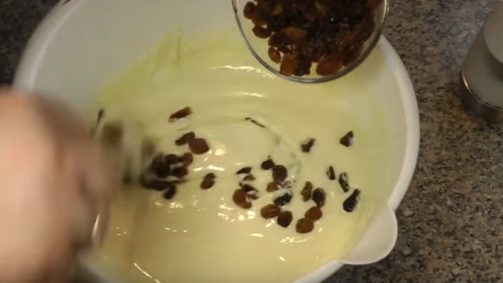 Дрожжевые оладьи на молоке с изюмом