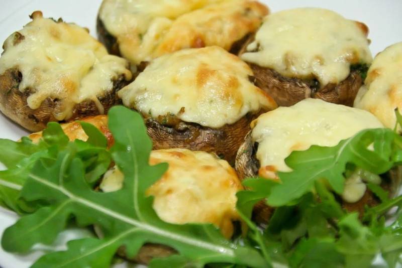 Фаршированные шампиньоны в духовке с сыром и ветчиной
