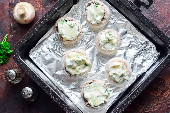 Фаршированные шампиньоны в духовке с сыром и ветчиной