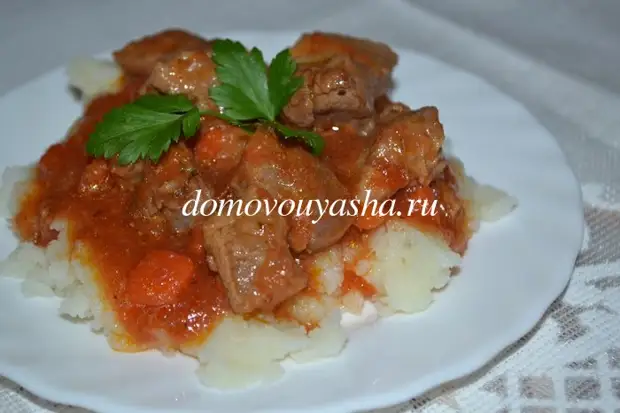 Подливка из свинины: с луком, томатом, сметаной, мукой, бефстроганов