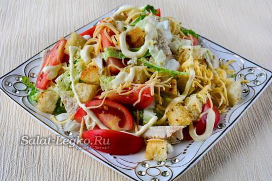 Добавим в салат «цезарь» курицу и помидоры, сухарики и…