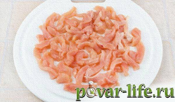 Куриная грудка в сметанном соусе с кунжутом