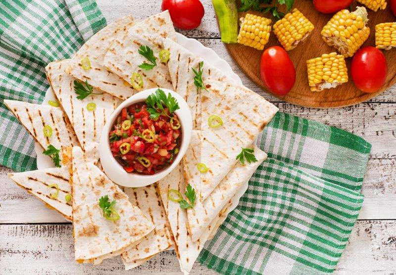 Готовим вкуснейшую мексиканскую кесадилью с курицей