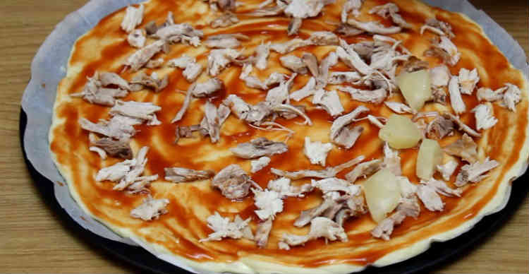 Пицца с ананасами