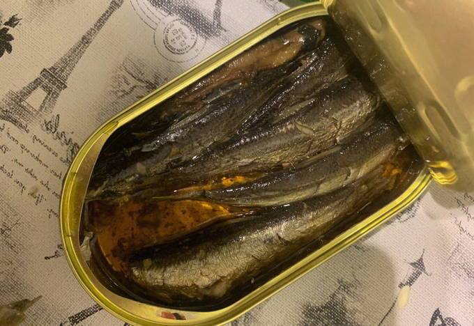 Яйца фаршированные шпротами и огурцом