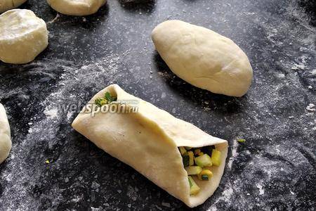 Пирожки с яйцом и луком