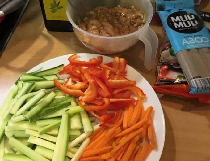 Лапша удон с курицей и овощами в соусе терияки