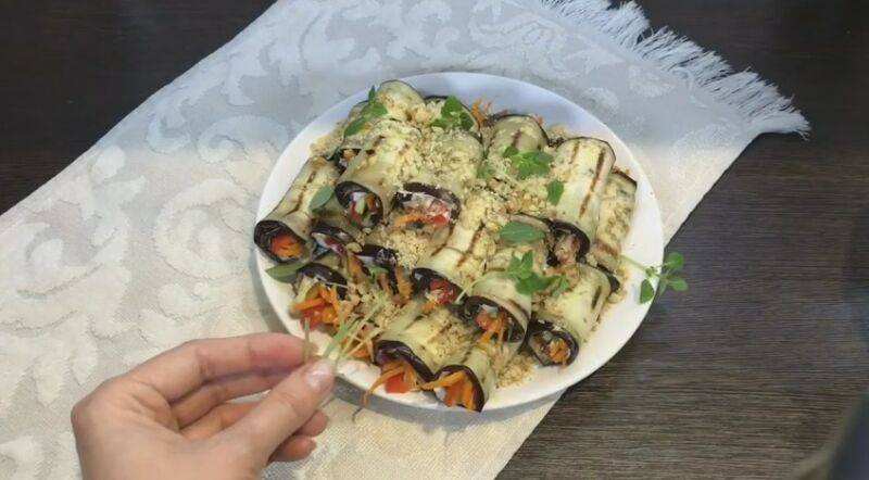 Рулетики из баклажанов с сыром и чесноком
