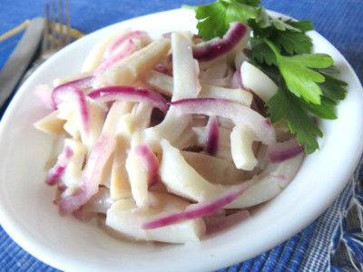 Рецепт: салат с кальмарами и сыром