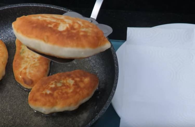 Пирожки с яйцом и луком
