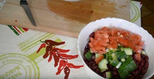 Салаты с консервированной фасолью и сухариками, вкусные, необычные, но простые