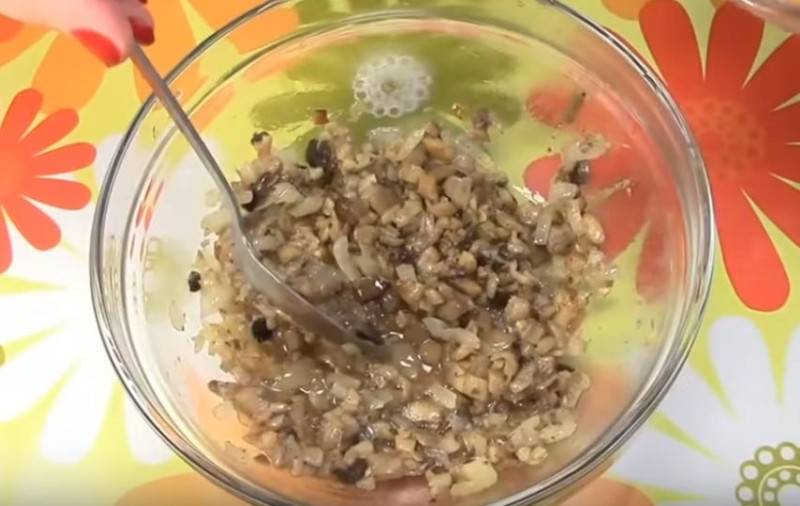 Фаршированные шампиньоны в духовке с сыром и ветчиной